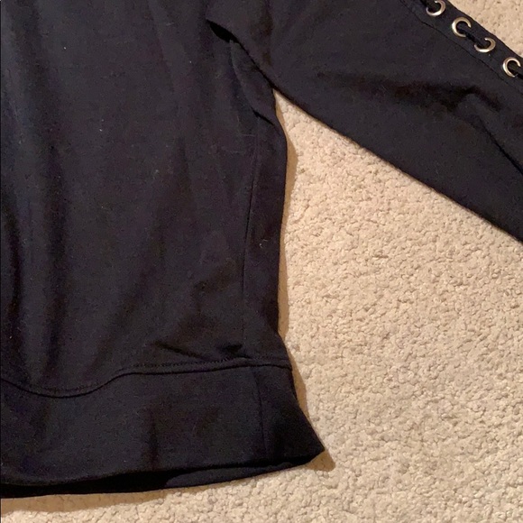 Black Sweatshirt with ringlets and string - Picture 4 of 6